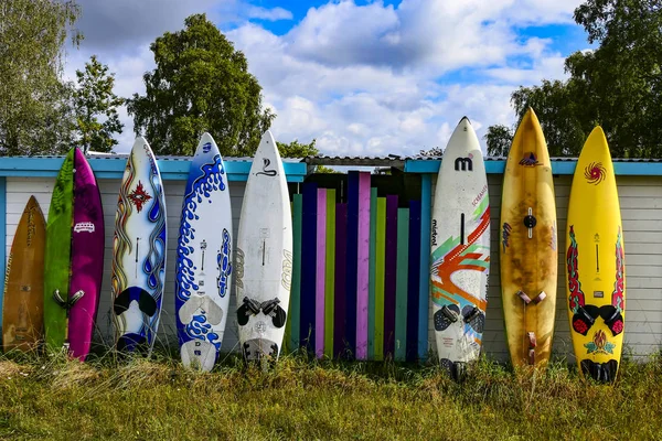 ビスビー ゴットランド スウェーデンのサーフボードがビーチに並ぶ — ストック写真