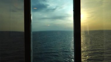  Visby, Gotland, İsveç Baltık Denizi bir feribot penceresinden bir pencere triptik tarafından rulo.