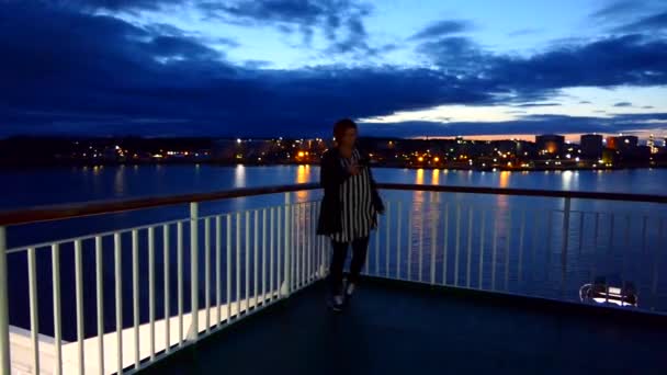 スウェーデンのニニャシャマン港を出るフェリーに乗っている乗客 — ストック動画
