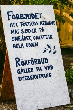 Stockholm, İsveç İnsanların sigara içen ya da kendi yiyeceklerini getirmelerini yasaklayan bir işaret.