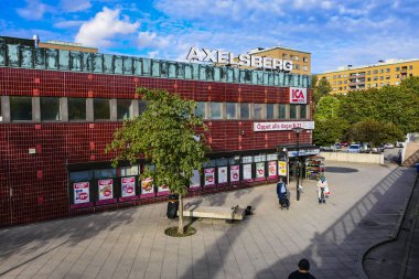 Stockholm, İsveç Axelsberg metro durağı veya banliyösünde bir süpermarket.