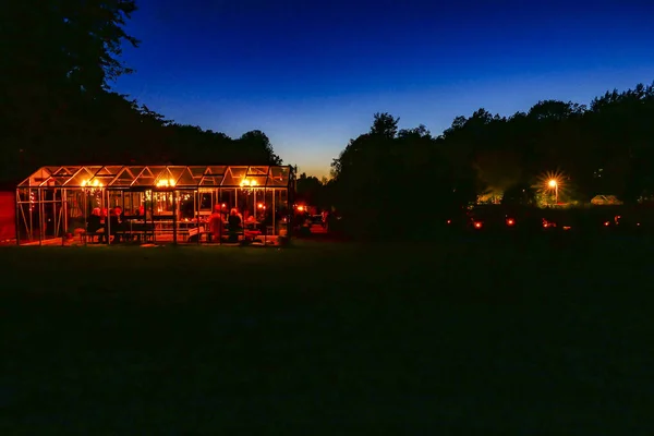 瑞典斯德哥尔摩 一个夏末灯节在维特维肯公园与音乐和环境光 — 图库照片