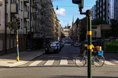 Stockholm, İsveç Bir üst düzey adam Tulegatan bir bisiklet ile zorluk ile yürür.