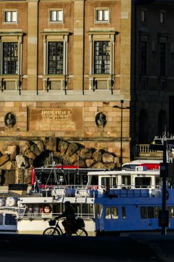 Stockholm, İsveç Blasieholmen üzerinde Hovslagargatan üzerinde Yayalar Kraliyet Sarayı doğru bakıyor.
