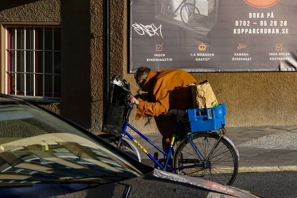 Estocolmo Suécia Homem Idoso Caminha Com Dificuldade Com Uma Bicicleta — Fotografia de Stock