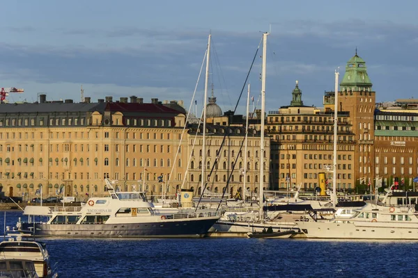 Stockholm, İsveç sabahın erken saatlerinde Nybroviken doğru görünümü.