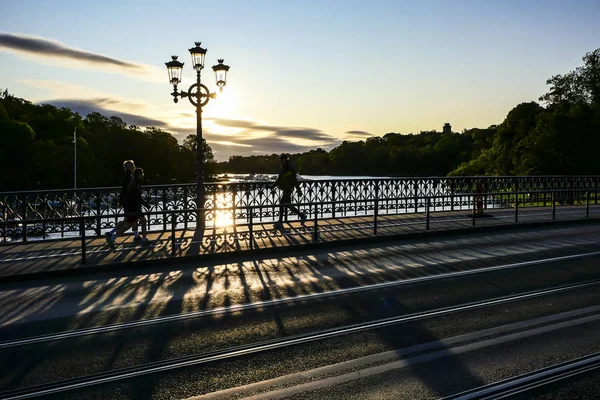 Estocolmo Suécia Pedestres Ponte Djurgardrsbron Início Manhã — Fotografia de Stock