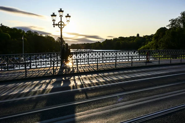 Estocolmo Suécia Pedestres Ponte Djurgardrsbron Início Manhã — Fotografia de Stock
