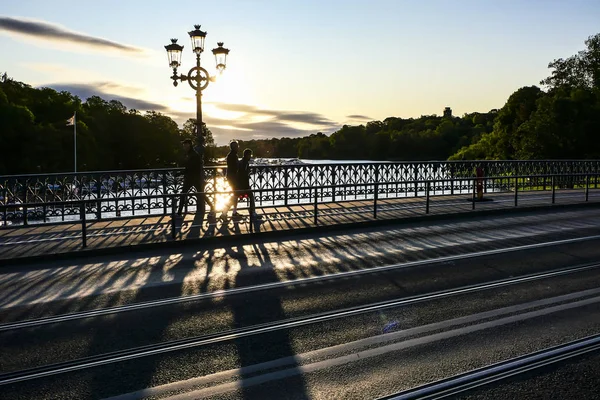 Estocolmo Suécia Pedestres Ponte Djurgardrsbron Início Manhã — Fotografia de Stock