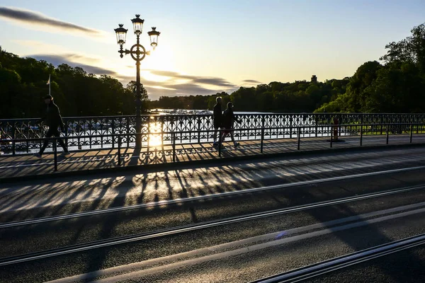 Stockholm Sverige Fotgjengere Djurgardrsbron Bro Tidlig Morgenen – stockfoto