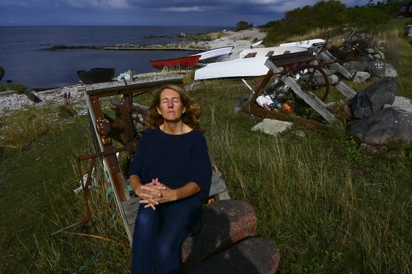 Visby Gotland Sweden Женщина Загорающая Фискелаге Nyhamns Небольшой Рыбацкой Деревушке — стоковое фото