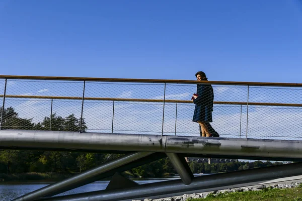 スウェーデン ストックホルム2019年9月17日 スウェーデン王カール16世グスタフとシルビア王妃は ドゥルガーデン公園内に新しい自転車と歩行者用のフォーク ベルナドテツ橋を開通させました それは解放を交渉した有名なスウェーデンの外交官に捧げられています — ストック写真