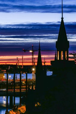 Stockholm, İsveç Şafakta şehir silueti ve Slussen doğru Mariaberget üzerinde bir görünüm.