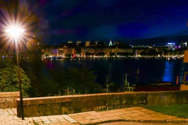Stockholm, İsveç Rıdvan üzerinde şafakta şehir silueti ve Norra Malarstrand üzerinde bir görünüm.