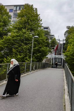 Stockholm, İsveç Skarholmen banliyösünde yürüyen bir Arap kadın.