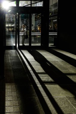 Turku, Finlandiya 'da genç bir kadın alışveriş merkezinden çıkar.