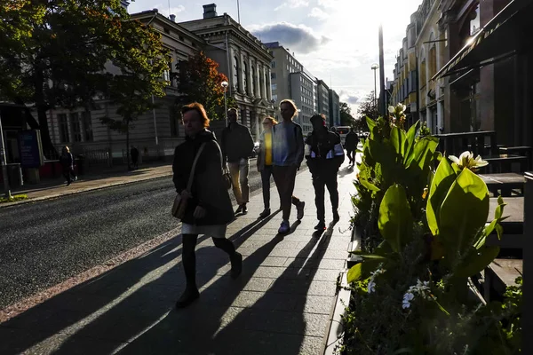 Turku Finnország Gyalogosok Eerikinkatu Utcán Erős Napfényben — Stock Fotó