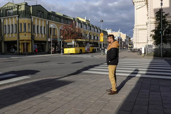 Turku Finsko Chodci Ulici Eerikinkatu Silném Slunečním Světle — Stock fotografie