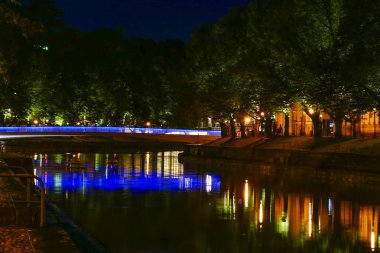 Turku, Finlandiya Aura Nehri üzerinde aydınlatılmış bir yaya ve bisiklet köprüsü.