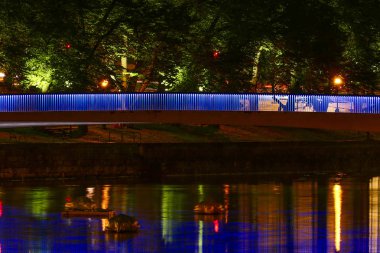 Turku, Finlandiya Aura Nehri üzerinde aydınlatılmış bir yaya ve bisiklet köprüsü.