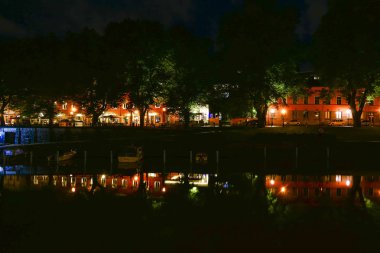 Turku, Finlandiya şehir merkezi ve Aura nehrinin yansıması.