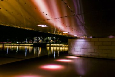 Turku, Finlandiya Aura nehri üzerinde aydınlatılmış bir köprünün altı..