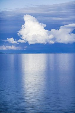 Turku, Finlandiya Büyük kümülüs bulutları Baltık Denizi 'ne yansıyor