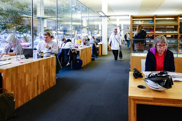 Turku Finlandia Personas Dentro Biblioteca Ciudad Turku —  Fotos de Stock