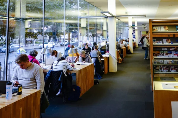 Turku Finlandia Personas Dentro Biblioteca Ciudad Turku —  Fotos de Stock