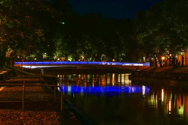 Turku Finlândia Uma Ponte Iluminada Para Pedestres Bicicletas Sobre Rio — Fotografia de Stock