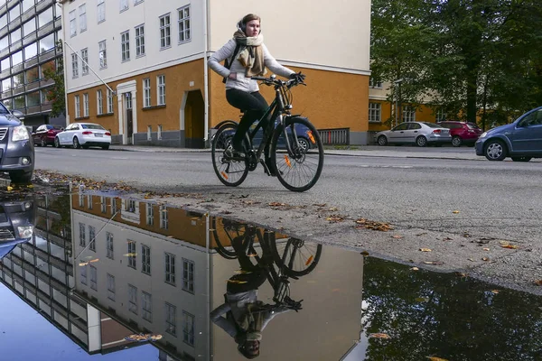 Turku Finlande Une Bicyliste Reflétée Dans Une Flaque Eau — Photo