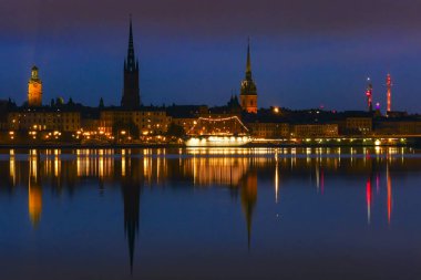 Stockholm, İsveç Şafak vakti Stockholm silueti ve Belediye Binası veya Stadshuset. .