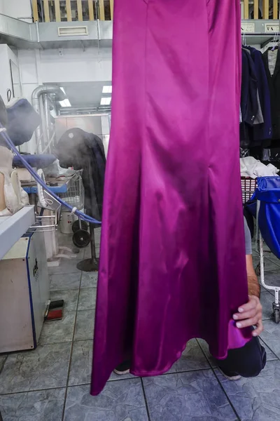ストックホルム スウェーデン蒸気で女性のドレスを仕立てアイロン — ストック写真