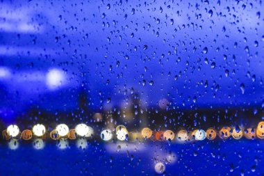 Stockholm, İsveç. Gamla Stan veya Old Town yağmurunda bulanık bir manzara..