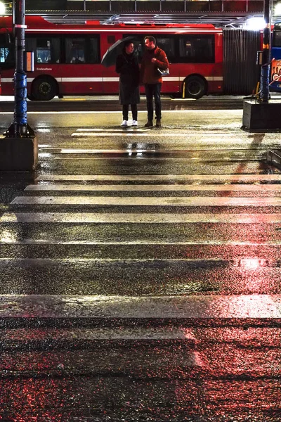 Stockholm Sveç Yağmurda Yaya Geçidinde Bir Çift — Stok fotoğraf