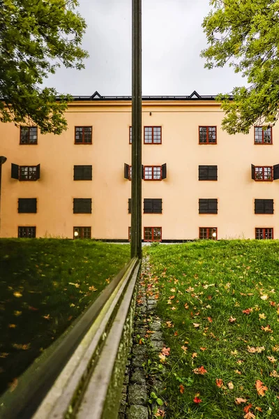 Stockholm Schweden Spiegelt Ein Klassisches Ockeroranges Gebäude Auf Der Insel — Stockfoto