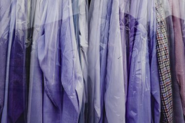 Stockholm, İsveç gömlekleri kuru temizlemecide..