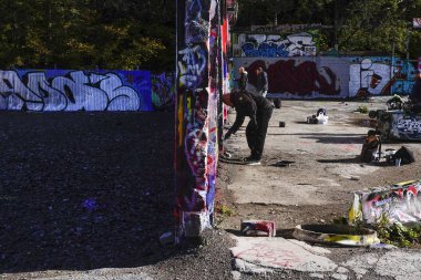 Stockholm, İsveçli sokak sanatçıları Snosatra banliyösündeki eski bir sanayi bölgesinde yasal duvar resimleri yapıyorlar..