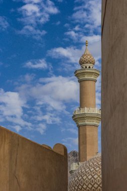 Nizwa, Umman 'ın eski başkenti Muscat' tan 140 kilometre uzakta, ticaret merkezi olarak bilinir ve tarihi ve tarihi yerleriyle ünlüdür. Nizwa Kalesi 1668 yılında İmam Sultan Bin Saif Al 'rubi tarafından inşa edilmiştir. Umman 'ın en çok ziyaret edilen milli anıtı.