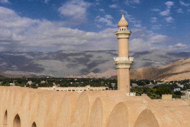 Nizwa, Umman 'ın eski başkenti Muscat' tan 140 kilometre uzakta, ticaret merkezi olarak bilinir ve tarihi ve tarihi yerleriyle ünlüdür. Nizwa Kalesi 1668 yılında İmam Sultan Bin Saif Al 'rubi tarafından inşa edilmiştir. Umman 'ın en çok ziyaret edilen milli anıtı.