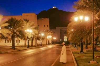 Muscat, Umman. Eski Muscat 'ta Müslüman bir adam. Hükümet ve El Alam Sarayı' nın bulunduğu yer..