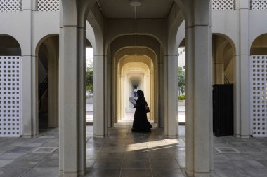 Muscat, Umman Sultan Qaboos Üniversitesi koridorlarında bir kadın..