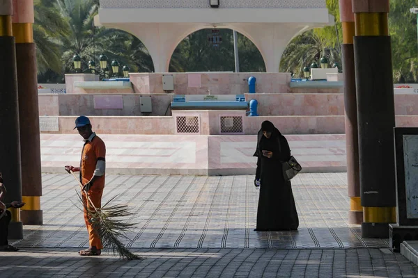 Muscat Omán Ulice Zametač Žena Qurum Gardens Neposkvrněně Pečoval Zaléval — Stock fotografie