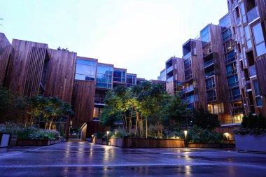 Stockholm, İsveç 'te Gardet' de inşa edilen 79 & Park sedir, çimento ve camdan yapılmış yeni bina Stockholm silueti üzerindeki yeni ekolojik binalardan biridir..