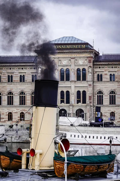 Stockholm Sveç Bir Feribot Ulusal Müze Önünde Siyah Duman Püskürtüyor — Stok fotoğraf