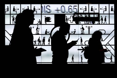 Stockholm, İsveçli yayalar, Peter Svedbergs 'in şehir, ağaç ve çayırlık dediği merkez istasyonda bir halk sanatının yanından geçtiler..