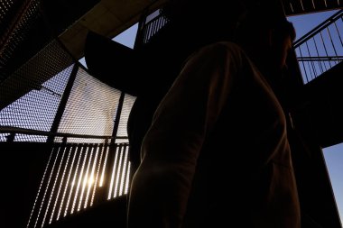 Stockholm, İsveçli yayalar Vasastan 'daki Saint Eriks köprüsünde.