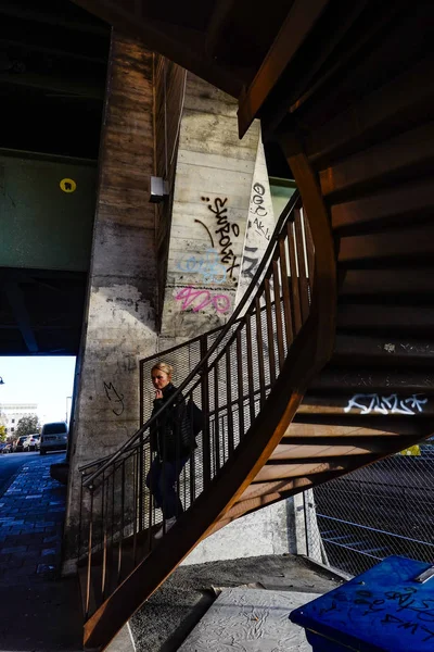 Estocolmo Suecia Los Peatones Puente Saint Eriks Vasastan — Foto de Stock