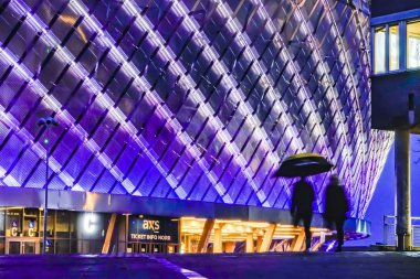 Stockholm, İsveçli yayalar şehrin Globen bölgesindeki Friends Arena 'nın önünde yağmurda yürüyorlar..