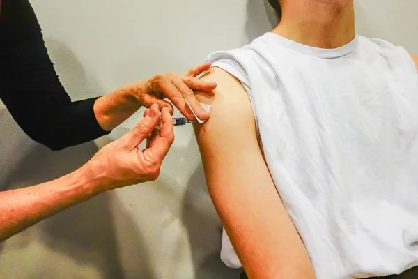 Estocolmo Suecia Adolescente Recibe Una Vacuna Una Clínica Salud — Foto de Stock